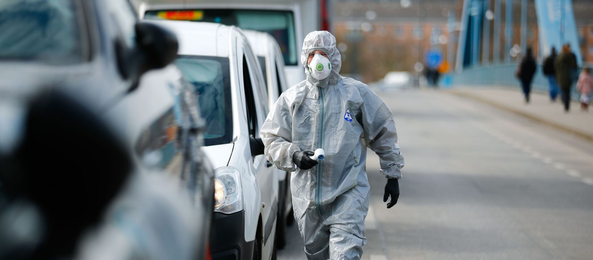 أشخاص يجرون فحص الحرارة على نقطة عبور الحدود بين بولندا وألمانيا أثناء انتشار مرض فيروس كورونا (COVID-19)  - سبوتنيك عربي, 1920, 28.01.2021