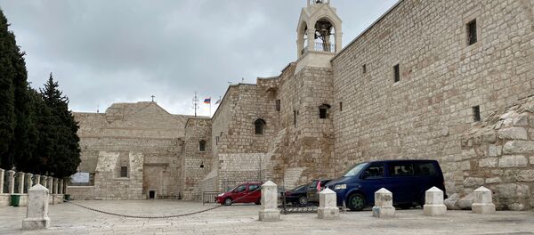  كنيسة المهد خالية من المصلين بعد منع إقامة القداس والصلاة الجماعية في الكنائس بسبب تفشي كورونا في بيت لحم، الضفة الغربية، فلسطين 19 مارس 2020 - سبوتنيك عربي