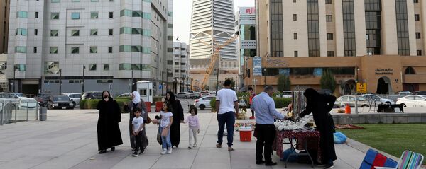 زائرون يمشون بالقرب من مكتبة الملك فهد في الرياض بعد تفشي فيروس كورونا زائرون يمشون بالقرب من مكتبة الملك فهد في الرياض بعد تفشي فيروس كورونا - سبوتنيك عربي