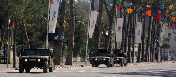 مركبات الجيش الألباني تقوم بدورية في الشارع الرئيسي لفرض حظر تجول صارم لمدة 40 ساعة - سبوتنيك عربي