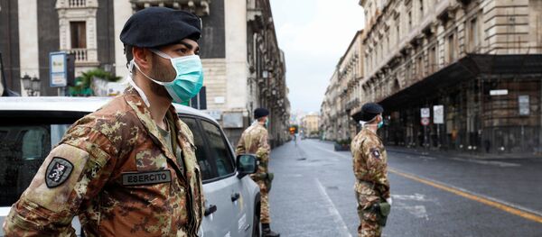 جنود إيطاليون يرتدون أقنعة واقية يعملون عند حاجز طريق بعد أن عززت إيطاليا إجراءات الإغلاق لمكافحة مرض فيروس التاجي (COVID-19) - سبوتنيك عربي