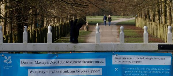 لافتة تخبر الناس بإغلاق عقار وسط تفشي الفيروس التاجي في بريطانيا - سبوتنيك عربي