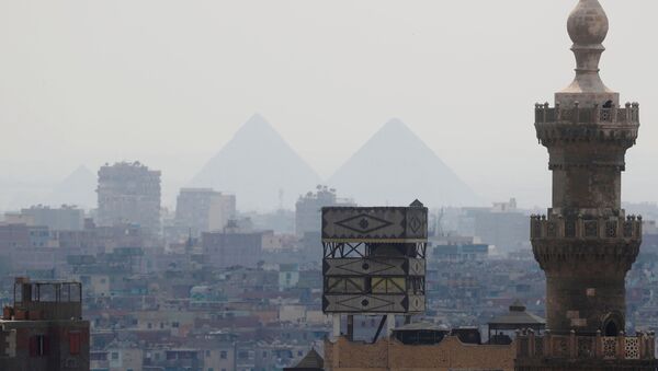 منظر لمدينة القاهرة القديمة مع مئذنة جامع والأهرامات  - سبوتنيك عربي