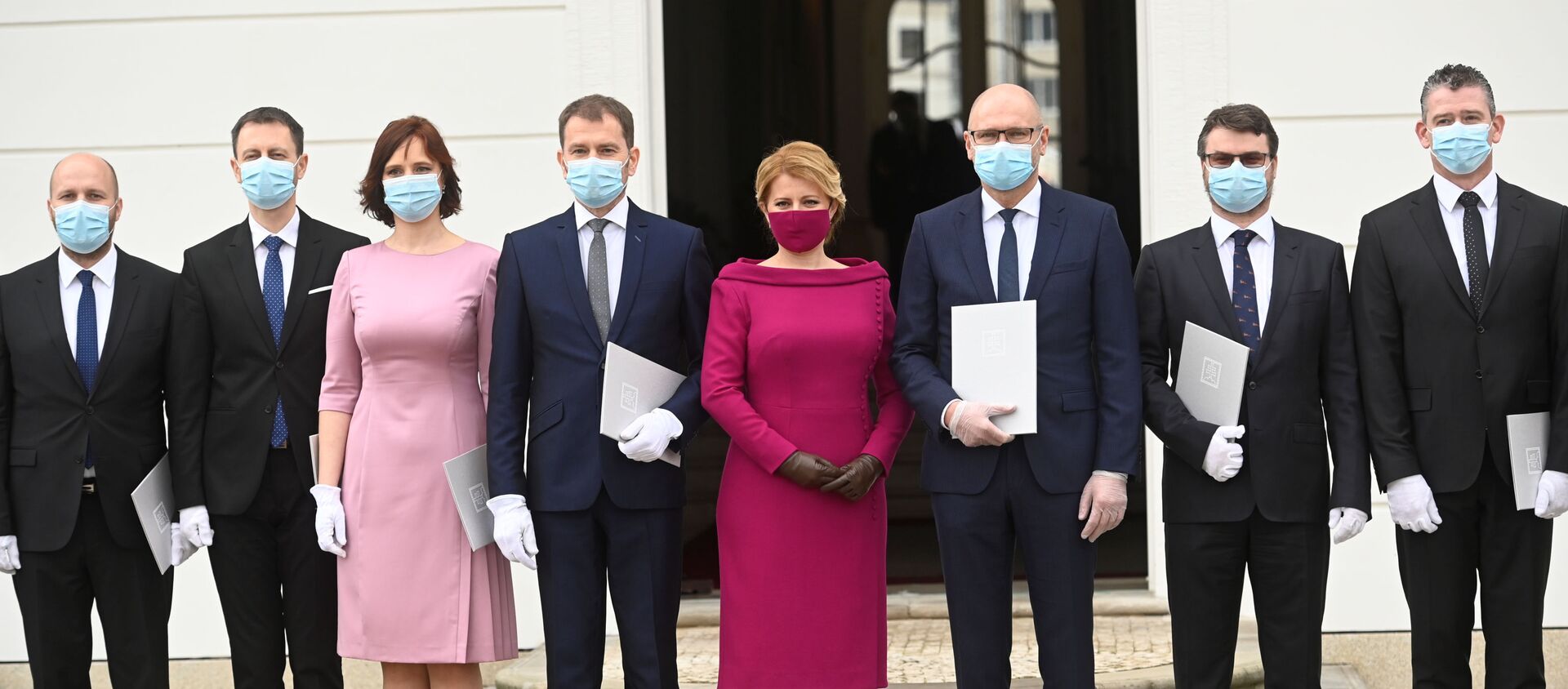 رئيسة سلوفاكيا زوزانا كابوتوفا ورئيس الوزراء إيغور ماتوفيتش يرتديان كمامات طبية خلال صورة جماعية مع أعضاء الحكومة السلوفاكية المعينين حديثا أثناء تنصيب مجلس الوزراء في القصر الرئاسي في براتيسلافا، سلوفاكيا، 21 مارس/ آذار 2020 - سبوتنيك عربي, 1920, 22.03.2020