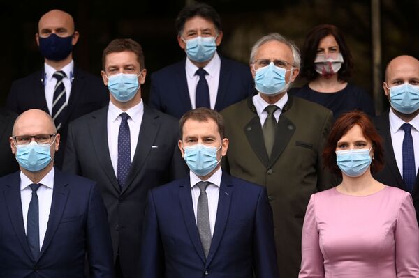 أعضاء حكومة سلوفاكيا يؤدون اليمين الدستورية بالكمامة الطبية... صور - سبوتنيك عربي