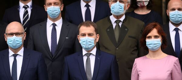 أعضاء الحكومة المعينين حديثا في سلوفاكيا يرتدون كمامات طبية في صورة جماعية بالقصر الرئاسي في براتيسلافا، سلوفاكيا، 21 مارس/ آذار 2020 - سبوتنيك عربي