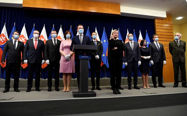 أعضاء حكومة سلوفاكيا يؤدون اليمين الدستورية بالكمامة الطبية... صور - سبوتنيك عربي