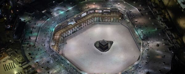 منظر عام للكعبة المشرفة في المسجد الحرام الذي يكاد يكون خاليا من المصلين بعد أن أوقفت السلطات السعودية العمرة وسط مخاوف من تفشي فيروس كورونا منظر عام للكعبة المشرفة في المسجد الحرام الذي يكاد يكون خاليا من المصلين بعد أن أوقفت السلطات السعودية العمرة وسط مخاوف من تفشي فيروس كورونا - سبوتنيك عربي