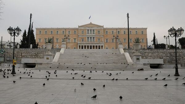 ساحة سينتاجما الفارغة ومبنى البرلمان اليوناني في الخلفية بعد تفشي مرض فيروس كورونا (COVID-19) في أثينا - سبوتنيك عربي
