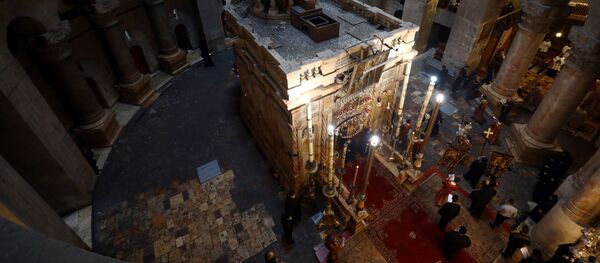 منظر عام للهيكل الذي يضم قبر يسوع في كنيسة القيامة في البلدة القديمة في القدس - سبوتنيك عربي