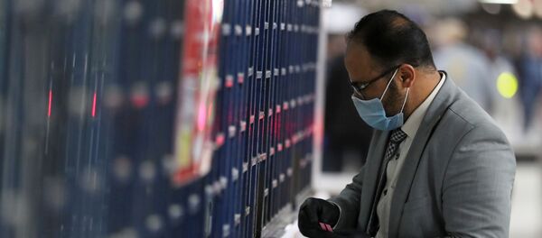 رجل يرتدي قناعا واقيا ويشتري تذاكر مترو الأنفاق في محطة الشهداء بالقاهرة في وقت تكافح فيه مصر لمواجهة تفشي فيروس كورونا المستجد - سبوتنيك عربي