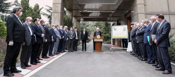 الرئيس الإيراني حسن روحاني أمام أعضاء الحكومة الإيرانية - سبوتنيك عربي