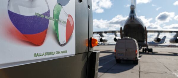 طائرة النقل العسكرية إيل 76 التابعة لقوات الفضاء الروسية مع مجموعة من المتخصصين العسكريين الروس ومعدات للتشخيص والتطهير، إلى قاعدة براتيكا دي ماري الجوية في إيطاليا. كورونا - سبوتنيك عربي