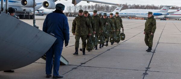 طائرة النقل العسكرية إيل 76 التابعة لقوات الفضاء الروسية مع مجموعة من المتخصصين العسكريين الروس ومعدات للتشخيص والتطهير، إلى قاعدة براتيكا دي ماري الجوية في إيطاليا. كورونا - سبوتنيك عربي