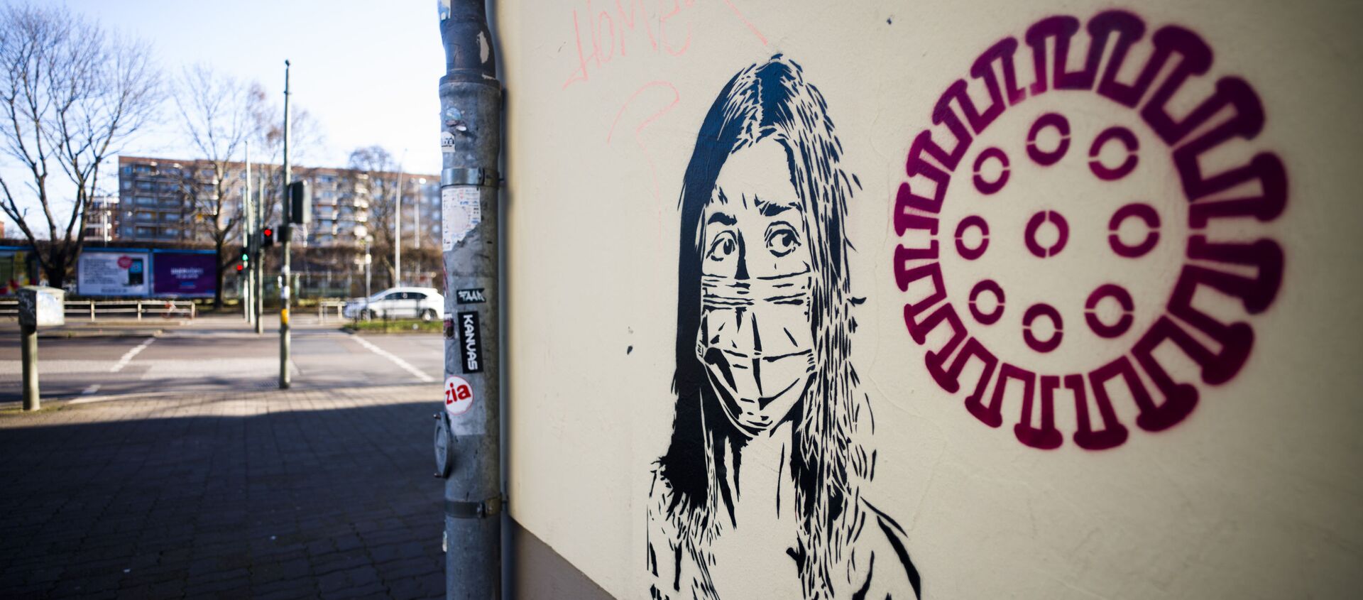 رسم غرافيتي لفتاة ترتدي قناعا واقيا بجوار صورة توضيحية لفيروس كورونا المستجد، برلين، ألمانيا 14 فبراير 2020 رسم غرافيتي لفتاة ترتدي قناعا واقيا بجوار صورة توضيحية لفيروس كورونا المستجد، برلين، ألمانيا 14 فبراير 2020 - سبوتنيك عربي, 1920, 22.07.2021