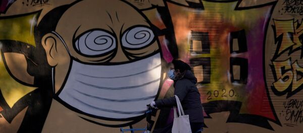 امرأة ترتدي قناعا واقيا تسير على خلفية رسم غرافيتي لشخص يرتدي قناعا واقيا، شنغهاي، الصين 17 فبراير 2020 - سبوتنيك عربي