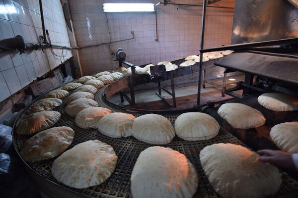 مع أول حالة كورونا... الشرطة السورية تتدخل لتنظيم الازدحام الشديد على أفران الخبز... فيديو وصور مع أول حالة كورونا... الشرطة السورية تتدخل لتنظيم الازدحام الشديد على أفران الخبز... فيديو وصور - سبوتنيك عربي