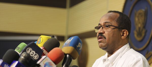 وزير الصحة السوداني أكرم علي التوم يتحدث خلال مؤتمر صحفي في الخرطوم في السودان  - سبوتنيك عربي
