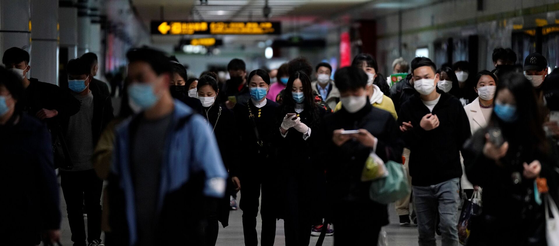 ركاب في مترو الأنفاق في الصين يرتدون كمامات واقية من فيروس كورونا المستجد والمسبب لمرض (كوفيد-19) ركاب في مترو الأنفاق في الصين يرتدون كمامات واقية من فيروس كورونا المستجد والمسبب لمرض (كوفيد-19) - سبوتنيك عربي, 1920, 20.07.2021