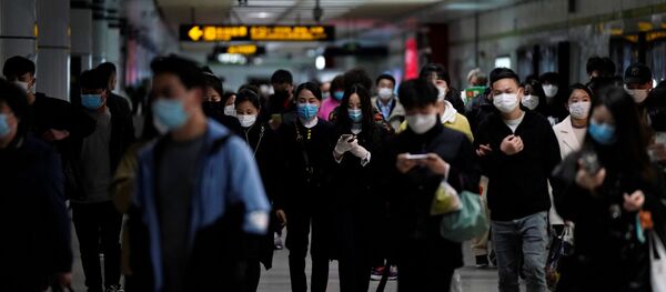 ركاب في مترو الأنفاق في الصين يرتدون كمامات واقية من فيروس كورونا المستجد والمسبب لمرض (كوفيد-19) ركاب في مترو الأنفاق في الصين يرتدون كمامات واقية من فيروس كورونا المستجد والمسبب لمرض (كوفيد-19) - سبوتنيك عربي