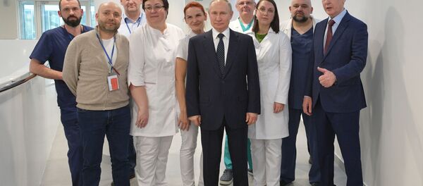 الرئيس فلاديمير بوتين وعمدة موسكو سيرغي سوبيانين يزوران مستشفى كوموناركا، المخصص لاستقبال المصابين بـكورونا، موسكو، 24 مارس 2020 الرئيس فلاديمير بوتين وعمدة موسكو سيرغي سوبيانين يزوران مستشفى كوموناركا، المخصص لاستقبال المصابين بـكورونا، موسكو، 24 مارس 2020 - سبوتنيك عربي