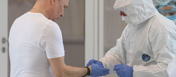 الرئيس فلاديمير بوتين يزور مستشفى كوموناركا، المخصص لاستقبال المصابين بـكورونا، موسكو، 24 مارس 2020 الرئيس فلاديمير بوتين يزور مستشفى كوموناركا، المخصص لاستقبال المصابين بـكورونا، موسكو، 24 مارس 2020 - سبوتنيك عربي