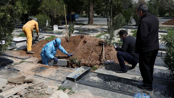 دفن المصابين بفيروس كورونا في إيران - سبوتنيك عربي