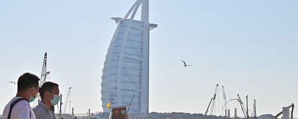 سياح يرتدون الكمامات في الإمارات خوفا من كورونا - سبوتنيك عربي