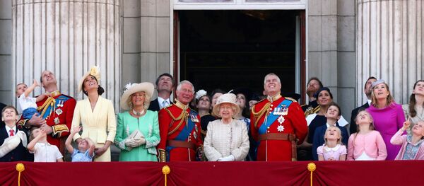 الملكة إليزابيث مع العائلة الملكية في بريطانيا بينهم ولي العهد الأمير تشارلز - سبوتنيك عربي