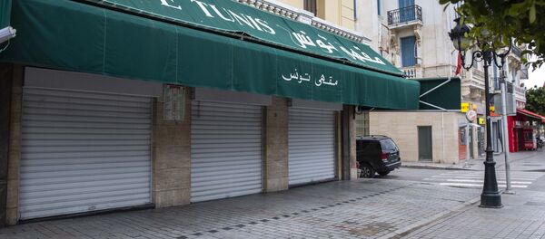 إغلاق مقهى في وسط المدينة قبل وقت قصير من حظر التجول على مستوى البلاد في تونس - سبوتنيك عربي