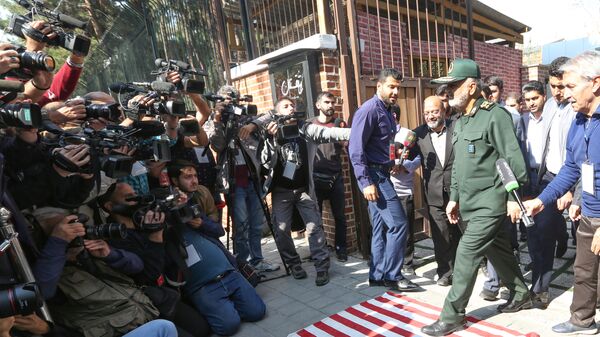 قائد الحرس الثوري الإيراني اللواء حسي سلامي يمشي على علم أمريكا - سبوتنيك عربي