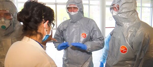 قافلة المساعدات الروسية والقوات الخاصة الروسية لمكافحة كورونا في إيطاليا، بيرغامو، 26 مارس 2020 قافلة المساعدات الروسية والقوات الخاصة الروسية لمكافحة كورونا في إيطاليا، بيرغامو، 26 مارس 2020 - سبوتنيك عربي