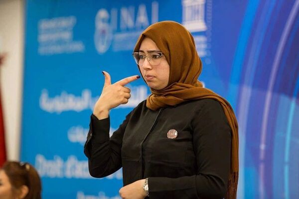 شابة تونسية تفك شيفرة أخبار كورونا بلغة الإشارة - سبوتنيك عربي