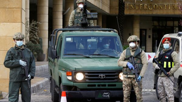 أفراد من الجيش الأردني يقف أمام فندق تحول إلى حجر صحي بسبب فيروس كورونا، عمان، الأردن، 18 مارس/ آذار 2020 - سبوتنيك عربي