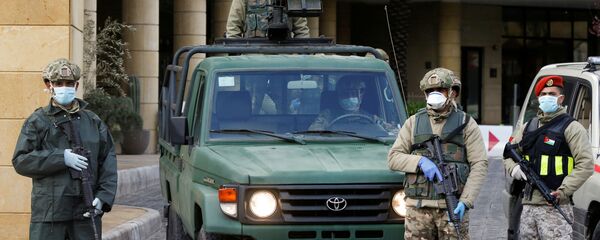 أفراد من الجيش الأردني يقف أمام فندق تحول إلى حجر صحي بسبب فيروس كورونا، عمان، الأردن، 18 مارس/ آذار 2020 أفراد من الجيش الأردني يقف أمام فندق تحول إلى حجر صحي بسبب فيروس كورونا، عمان، الأردن، 18 مارس/ آذار 2020 - سبوتنيك عربي