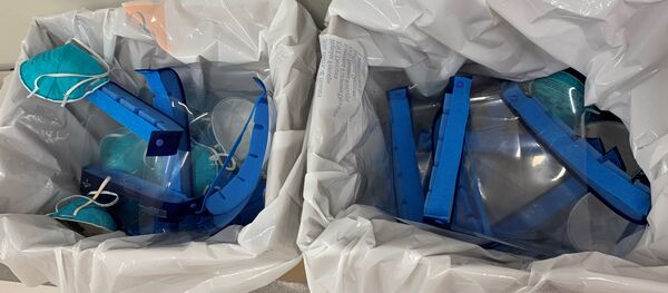 أقنعة الوجه والأقنعة التي يرتديها العاملون في مجال الرعاية الصحية الذين يعالجون مرض فيروس التاجية (COVID-19) في مستشفى جبل سيناء في صندوق ليتم تطهيرها لإعادة استخدامها بسبب نقص معدات الوقاية الشخصية في مدينة نيويورك - سبوتنيك عربي