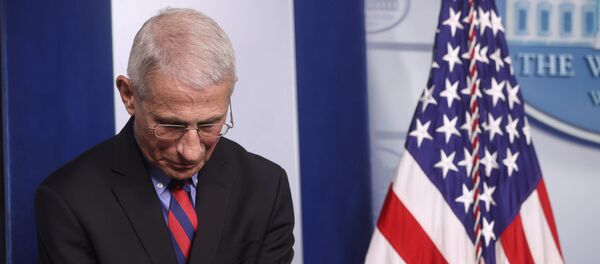 دكتور أنتوني فوسي مدير المعهد الوطني للحساسية والأمراض المعدية يستمع لرئيس للولايات المتحدة دونالد ترامب وهو يجيب على الأسئلة خلال جلسة الإحاطة اليومية لفريق عمل فيروس كورونا في البيت الأبيض في واشنطن - سبوتنيك عربي