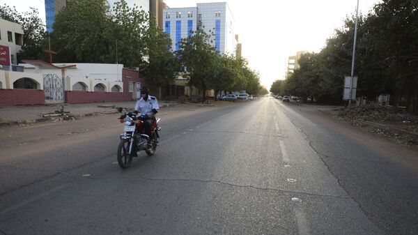 شارع فارغ في الخرطوم بالسودان حيث أمرت الحكومة السودانية بحظر التجول ليلاً لمنع انتشار فيروس كورونا - سبوتنيك عربي