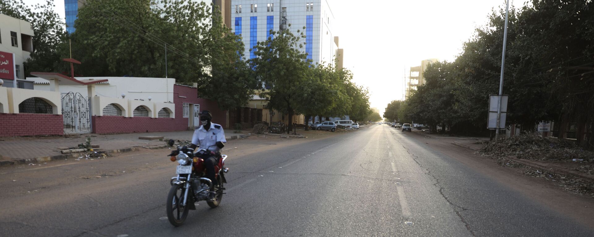 شارع فارغ في الخرطوم بالسودان حيث أمرت الحكومة السودانية بحظر التجول ليلاً لمنع انتشار فيروس كورونا - سبوتنيك عربي, 1920, 16.04.2023