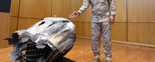 المتحدث باسم التحالف بقيادة السعودية العقيد تركي المالكي يعرض حطام صاروخ باليستي قال إن جماعة الحوثي اليمنية أطلقته باتجاه العاصمة الرياض خلال مؤتمر صحفي في الرياض  - سبوتنيك عربي