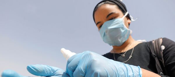 مواطنة مصرية ترتدي كمامة واقية من فيروس كورونا مارس / آذار 2020 - سبوتنيك عربي