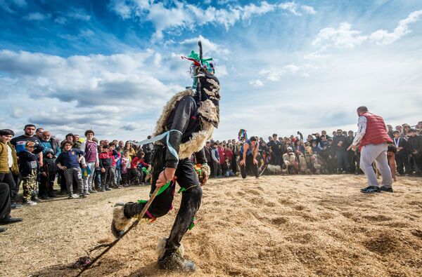 المشاركون في عيد بيريكاوبا في جورجيا. ويقابل هذا العيد عيد ماسلينيتسا (أسبوع المرافع) في روسيا - سبوتنيك عربي