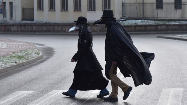 أشخاص يرتدون أقنعة طبيب الطاعون في لفيف وسط تفشي مرض فيروس التاجي كورونا، أوكرانيا 22 مارس 2020 أشخاص يرتدون أقنعة طبيب الطاعون في لفيف وسط تفشي مرض فيروس التاجي كورونا، أوكرانيا 22 مارس 2020 - سبوتنيك عربي