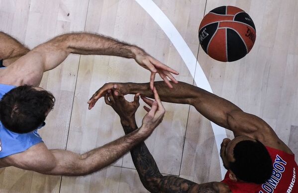 اللاعبان تيم أبروماتيس (زينيت) و جويل بولومبوي (سي اس كا) في مباراة في إطار بطولة أوروبا لكرة السلة بين الفريقين، موسكو 3 مارس  2020 - سبوتنيك عربي