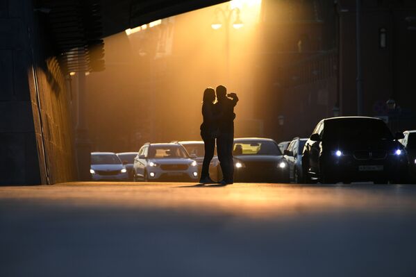   شخصان في شارع بموسكو، 26 مارس 2020 - سبوتنيك عربي