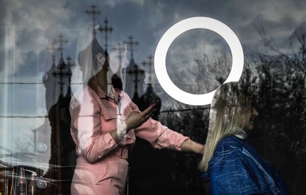 فتيات في صالون التجميل قبل الإغلاق التام على خلفية انتشار فيروس كورونا في موسكو، 14 مارس 202 - سبوتنيك عربي