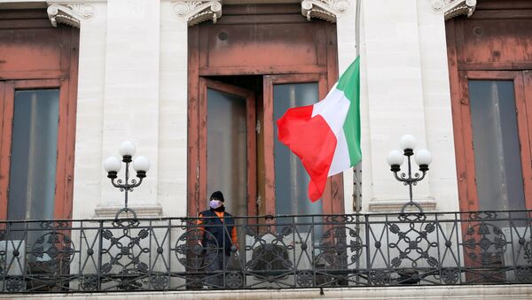 تنكيس علم إيطاليا بسبب وفيات فيروس كورونا - سبوتنيك عربي