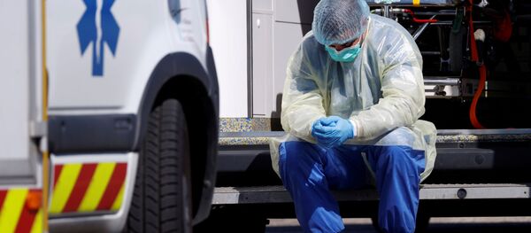 عامل صحي أثناء نقل بعض المصابين بفيروس كورونا عامل صحي أثناء نقل بعض المصابين بفيروس كورونا - سبوتنيك عربي