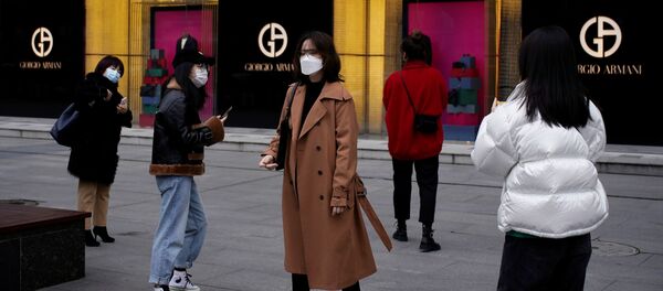 أشخاص يرتدون أقنعة الوجه خارج متجر جورجيو أرماني في أحد مراكز التسوق في ووهان بمقاطعة هوبي مركز تفشي مرض فيروس  كورونا في الصين - سبوتنيك عربي