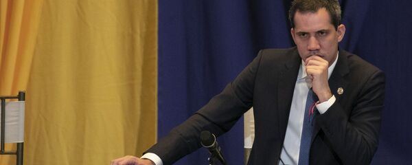 زعيم المعارضة الفنزويلية خوان غوايدو يستمع خلال جلسة تشريعية تعقد في مدرسة دينية خاصة في كاراكاس في فنزويلا - سبوتنيك عربي